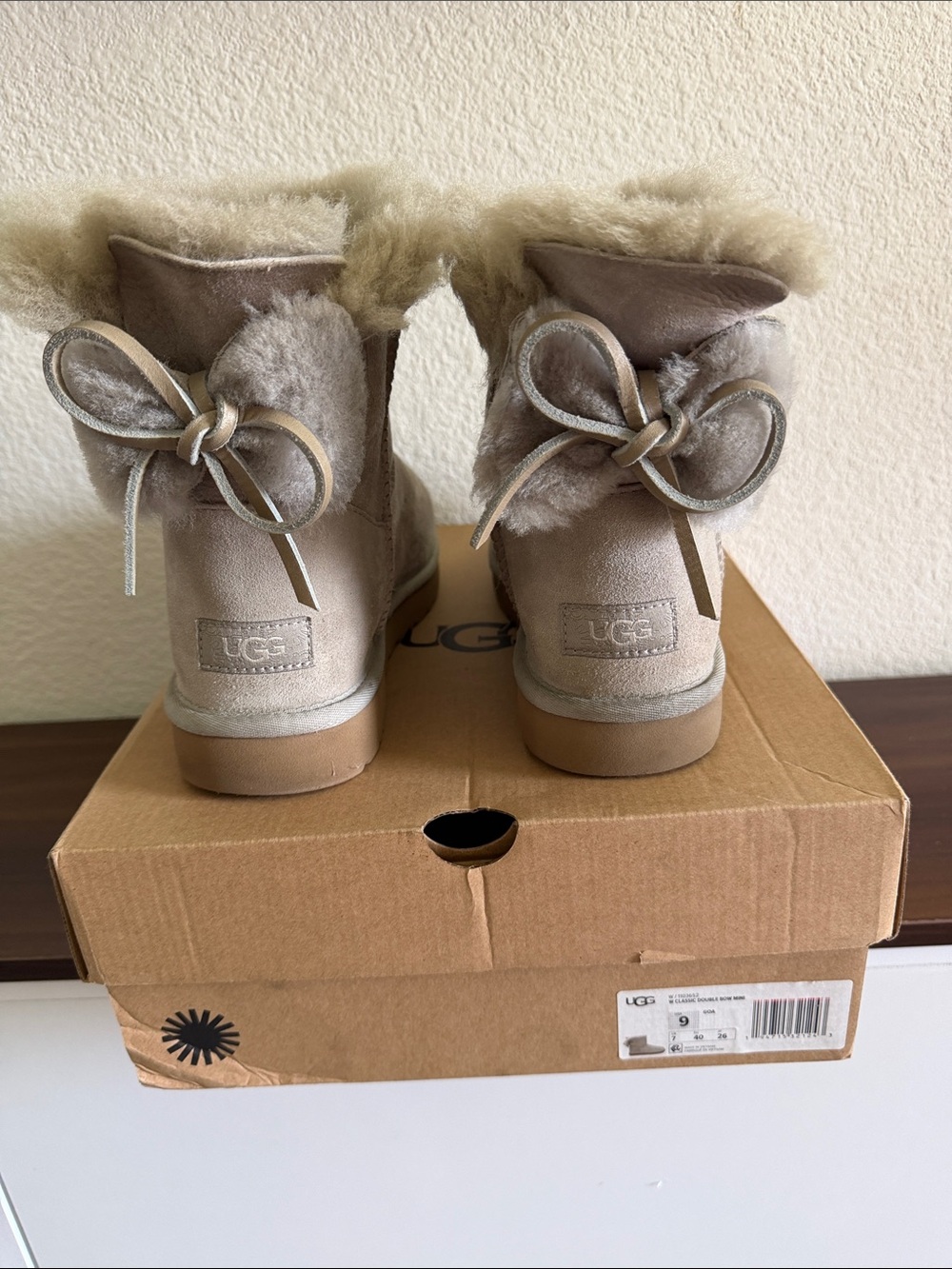NIB UGG Women's Bailey Bow II Boot in Sand/Chestnut size 9